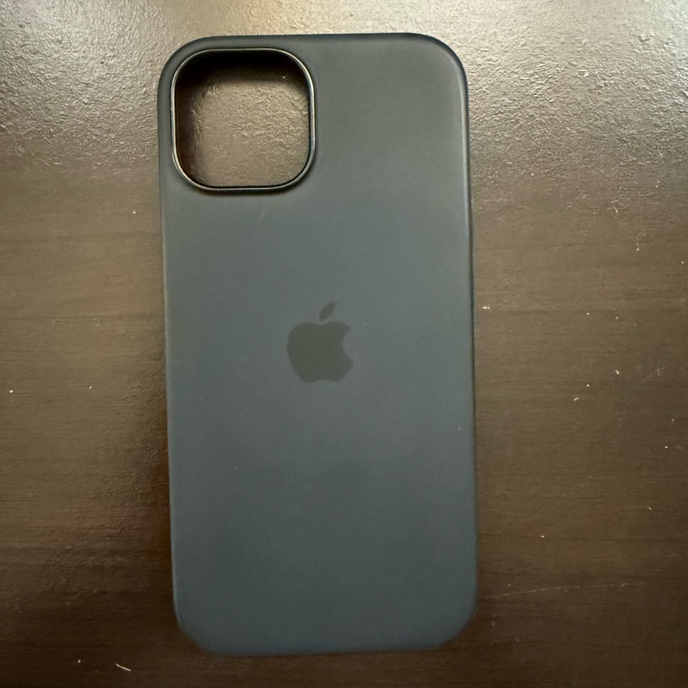 Apple - iPhone 15 MagSafe Silicon Case (Black)
